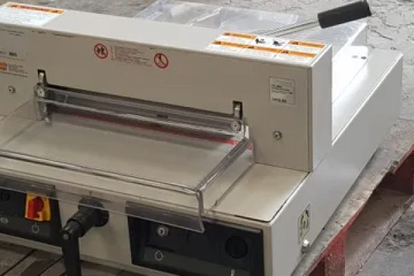 Guillotina Automática Marca Triumph Modelo 3915 MBM